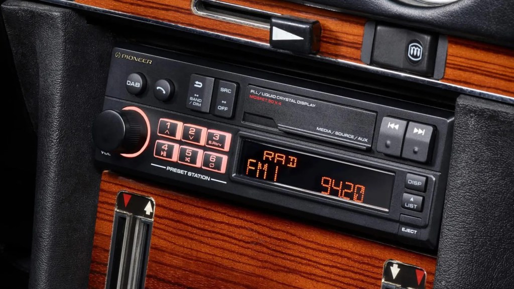 Pioneer lança rádio automotivo que parece um toca-fitas dos anos 90 de propósito