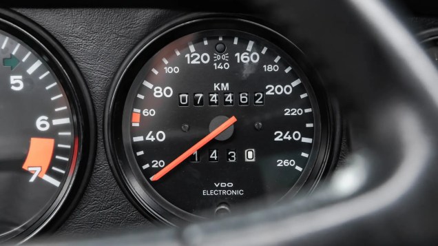 Hodômetro marca menos de 100.000 km rodados Hodômetro marca menos de 100.000 km rodados