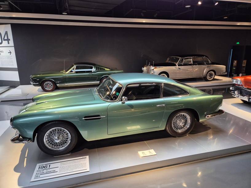 Aston Martin DB4