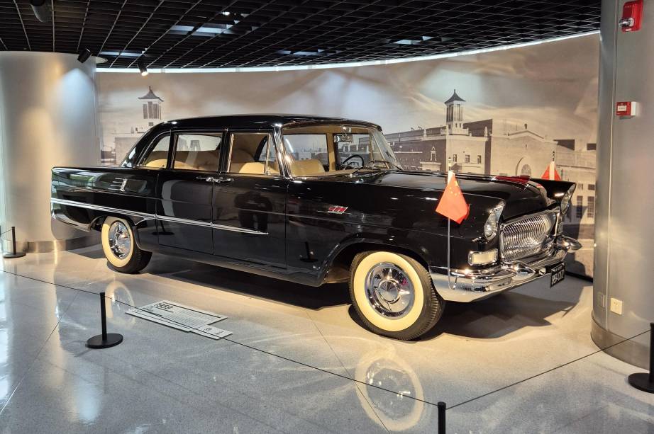 Hongqi CA 72