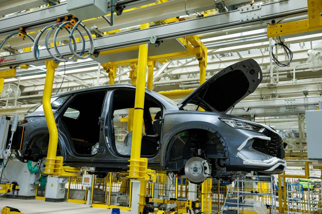 BYD começa a montar carros no Brasil e estipula meta de 600 mil carros por ano