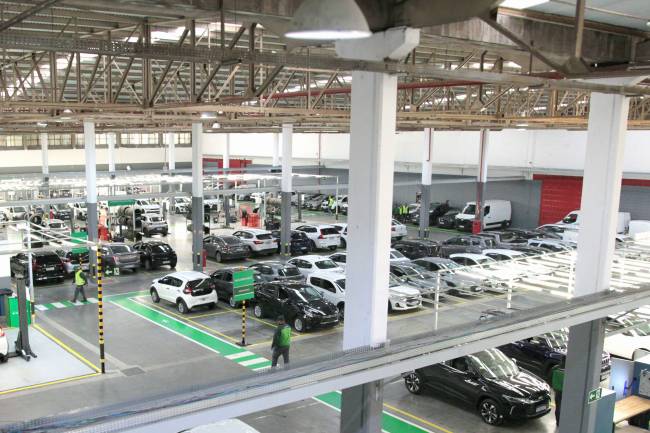 No Centro de Desativação de Barueri, a estrutura impressiona: três galpões, 400 profissionais em dois turnos e uma lógica de produção que mais parece uma linha de montagem — só que dedicada a restaurar, não a montar