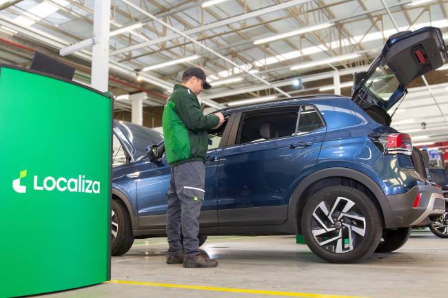 E o que seria esse “cuidado” tão especial, afinal? Para descobrir a chave desse segredo, a Quatro Rodas visitou com exclusividade o local que, segundo a Localiza, traduz esse conceito ao máximo: o Centro de Desativação de carros em Barueri – um dos 15 centros que a Localiza possui para verificar a frota de carros da empresa, antes deles seguirem para venda ao consumidor final