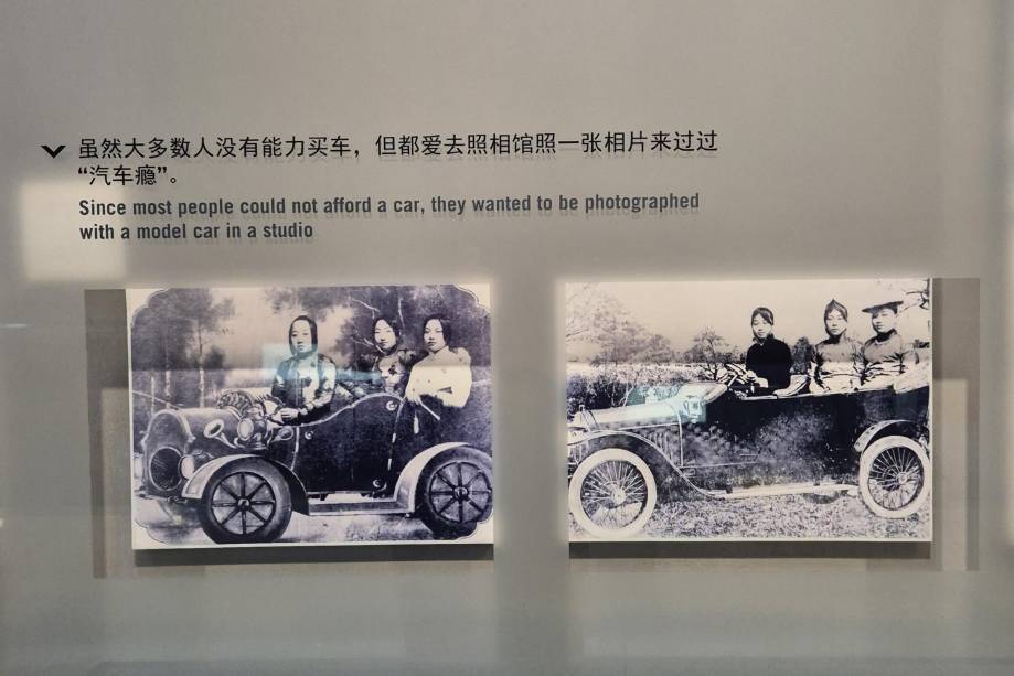 Pessoas faziam foto com painéis de carros
