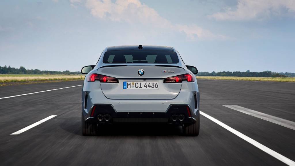 BMW diz que motores a combustão seguirão em linha mesmo com elétricos