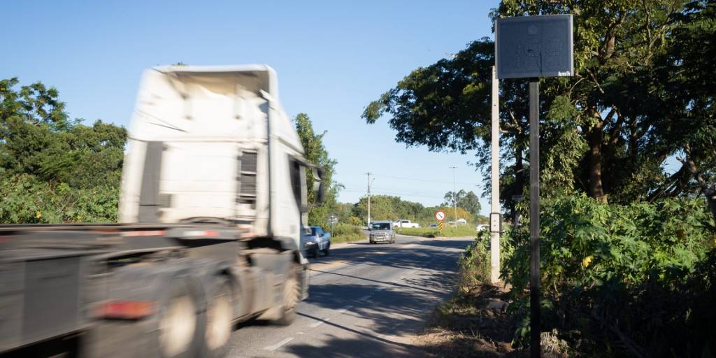 Justiça Federal ordena religar 4.000 radares desativados em estradas federais