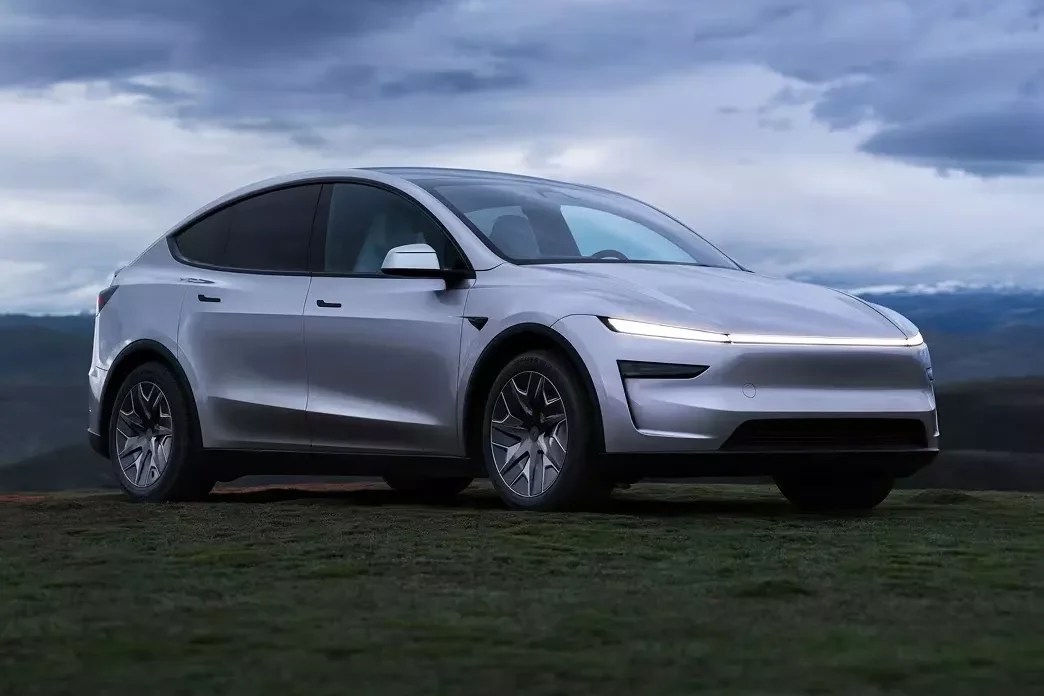 Tesla-Model-Y-L-819-21