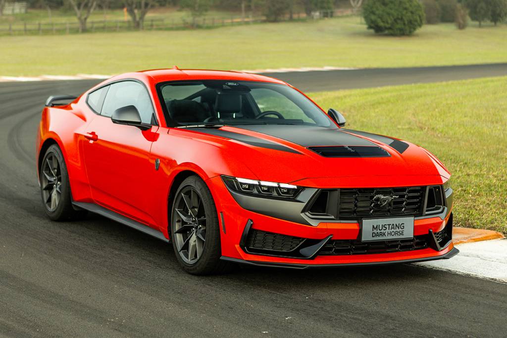 Ford Mustang Dark Horse custa R$ 649.000 e anda tanto quanto um Porsche 911