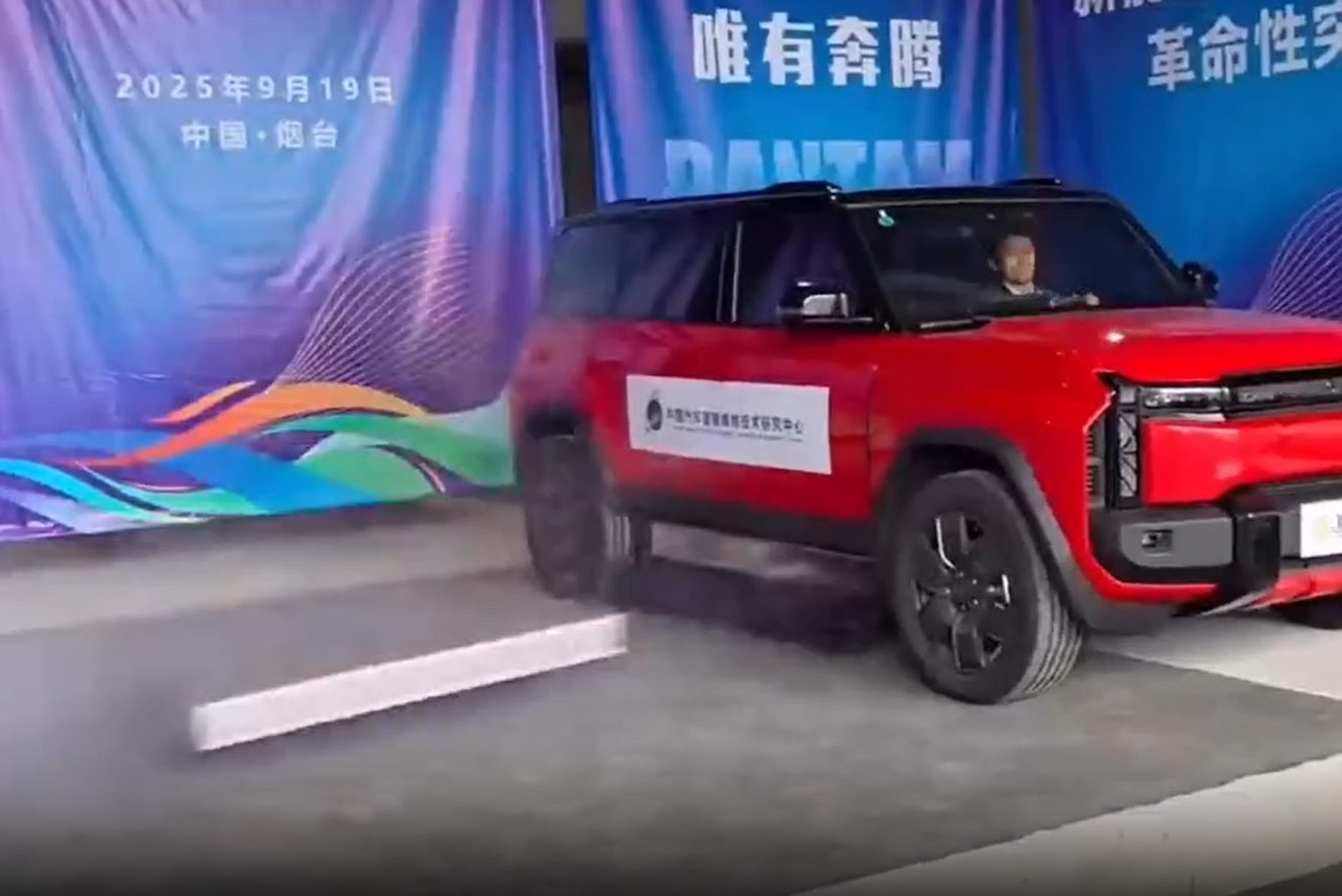 China mostra ‘solução’ que arremessa bateria de carros elétricos em incêndios