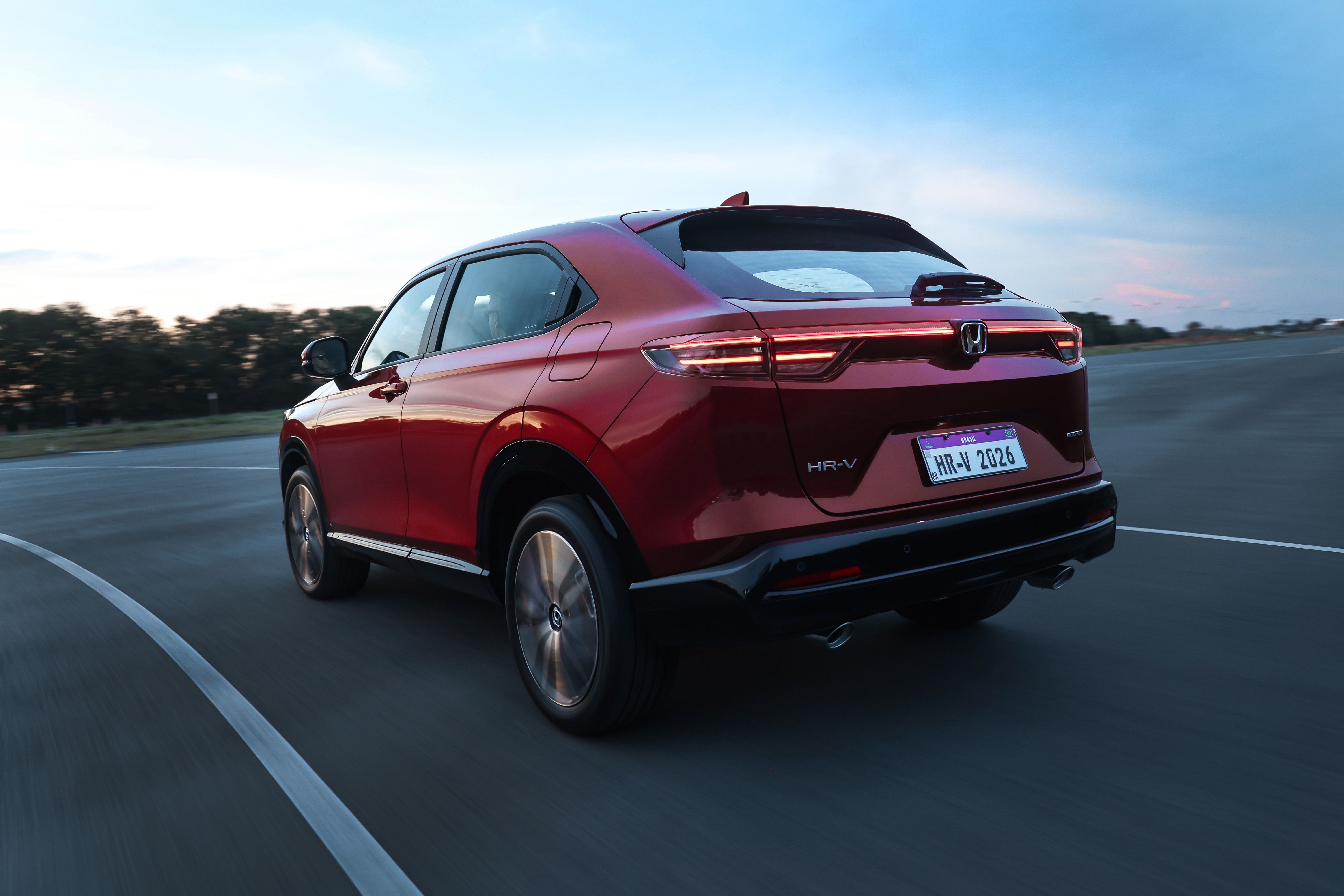 Com atualiza&ccedil;&otilde;es por toda carroceria, a nova linha do SUV traz novo conjunto &oacute;ptico e grade com acabamento black piano