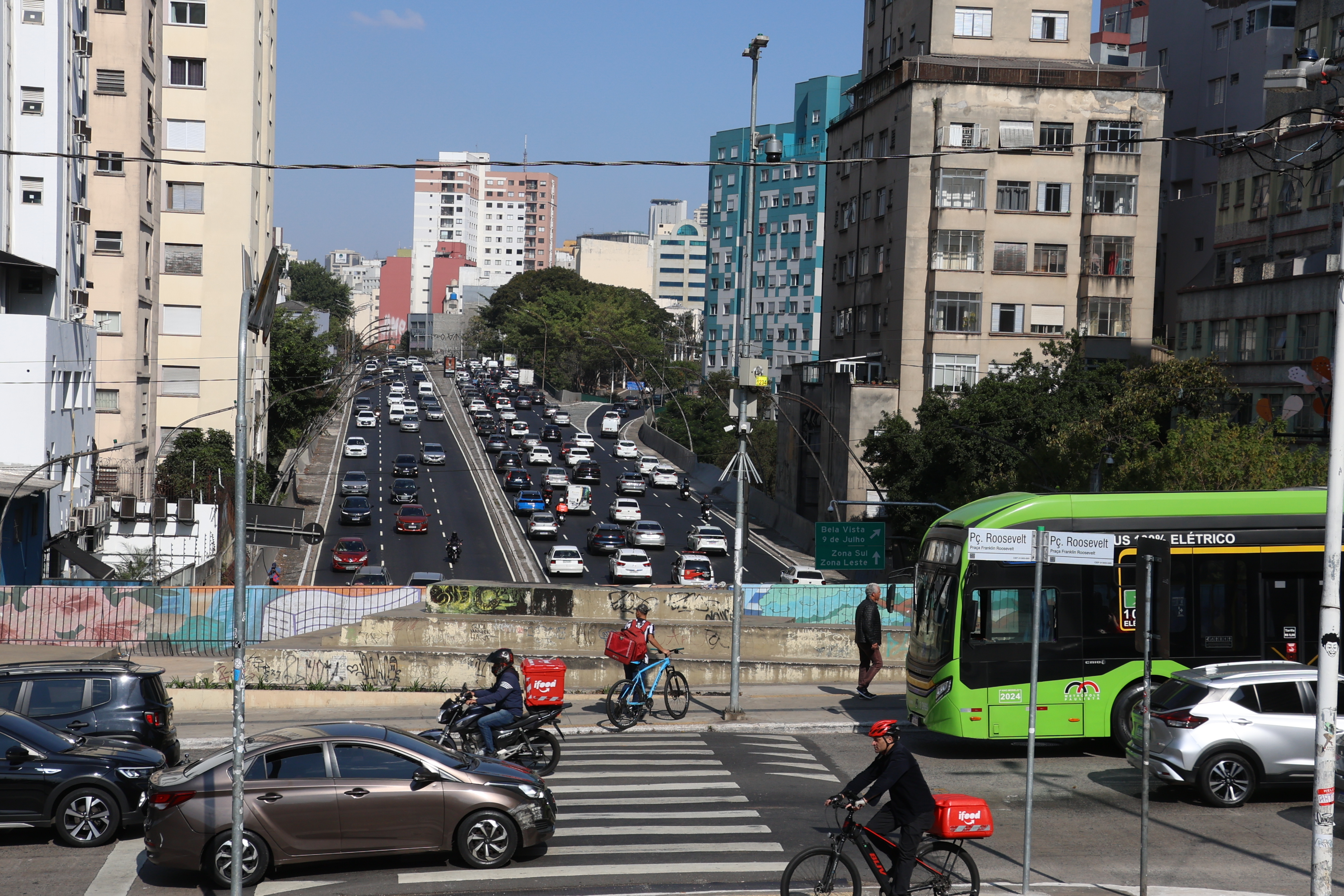 Movimento de &ocirc;nibus, carros e motos no tr&acirc;nsito da rua Augusta, em Bela Vista