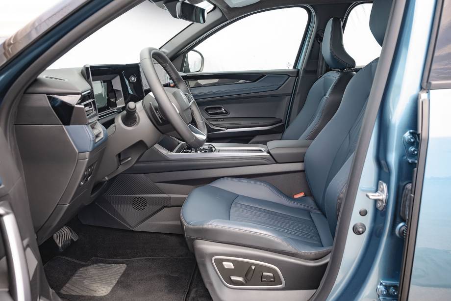 Bancos dianteiros têm ajustes elétricos. Na traseira, há bom espaço e saídas de ar-condicionado. No porta-malas cabem 522 l. Teto solar é de série na versão Iconic Bancos dianteiros têm ajustes elétricos. Na traseira, há bom espaço e saídas de ar-condicionado. No porta-malas cabem 522 l. Teto solar é de série na versão Iconic