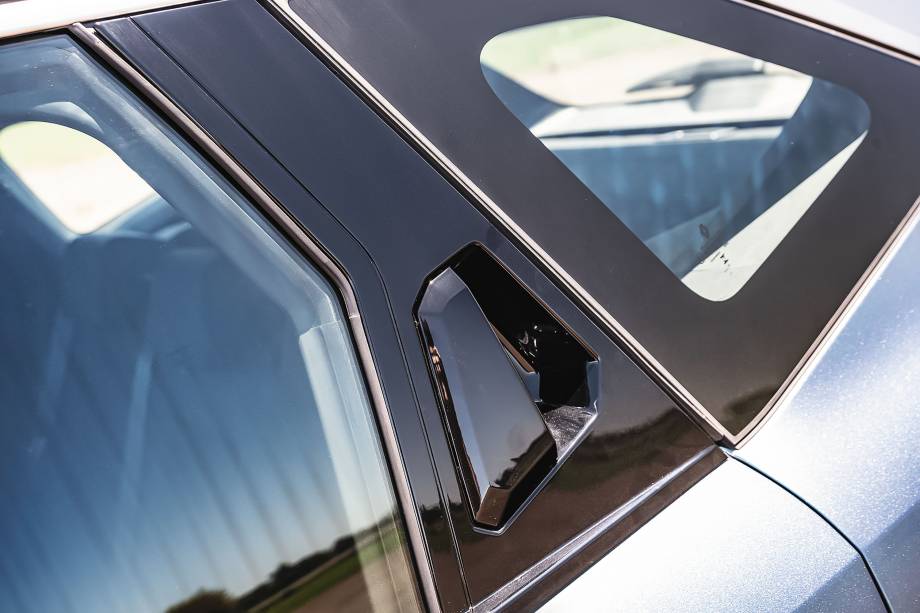 Maçanetas traseiras ficam na coluna “C” Maçanetas traseiras ficam na coluna “C”