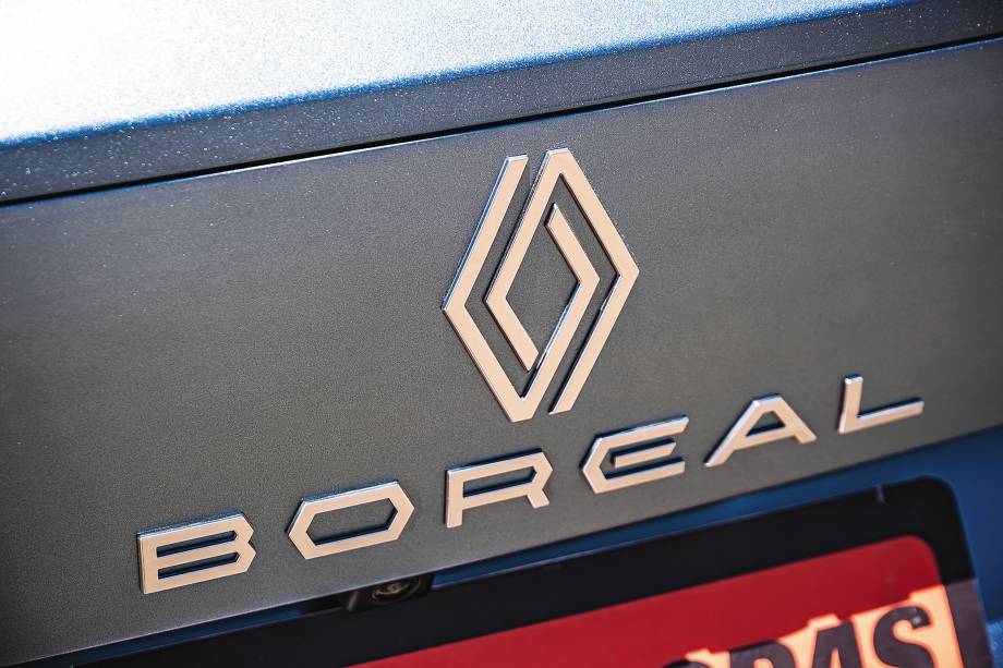 Novos logotipo e fonte já estão no SUV médio Novos logotipo e fonte já estão no SUV médio