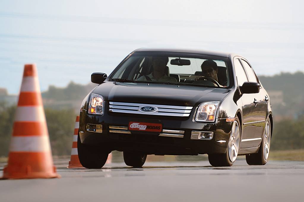 Ford Fusion de primeira geração é usado luxuoso com preço de 1.0 básico