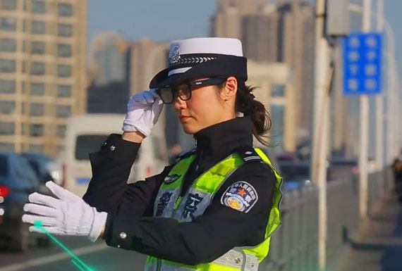 Pol&iacute;cia chinesa come&ccedil;a a usar &oacute;culos com IA