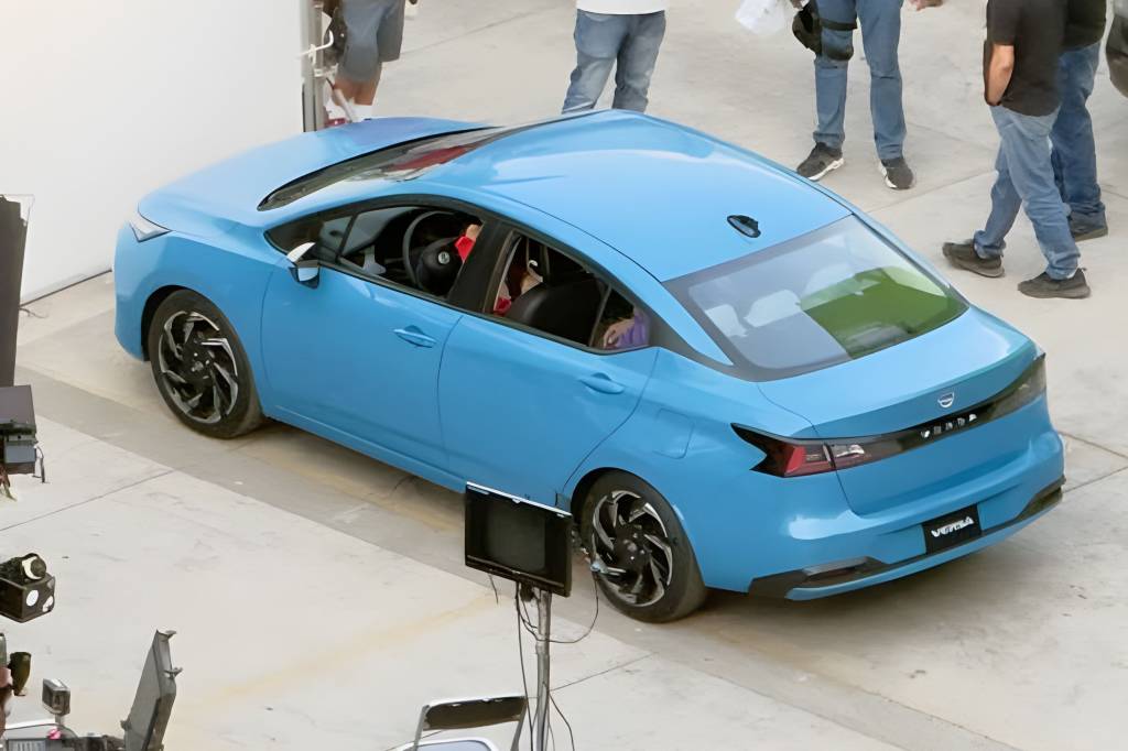 Nissan Versa 2027 é flagrado sem camuflagem durante sessão de fotos
