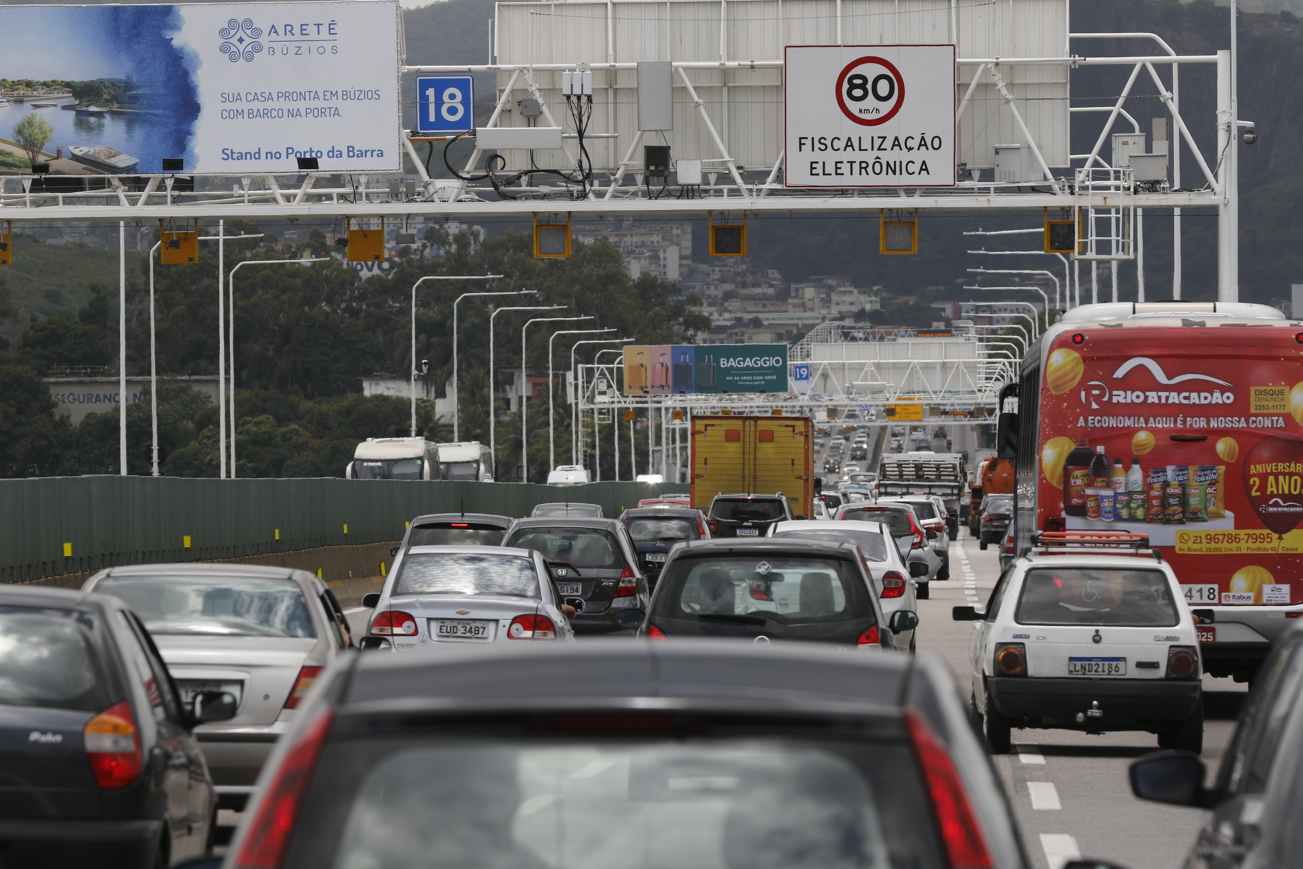 Transito de veiculos para viagens de fim de ano na Ponte Rio-Niter&oacute;i