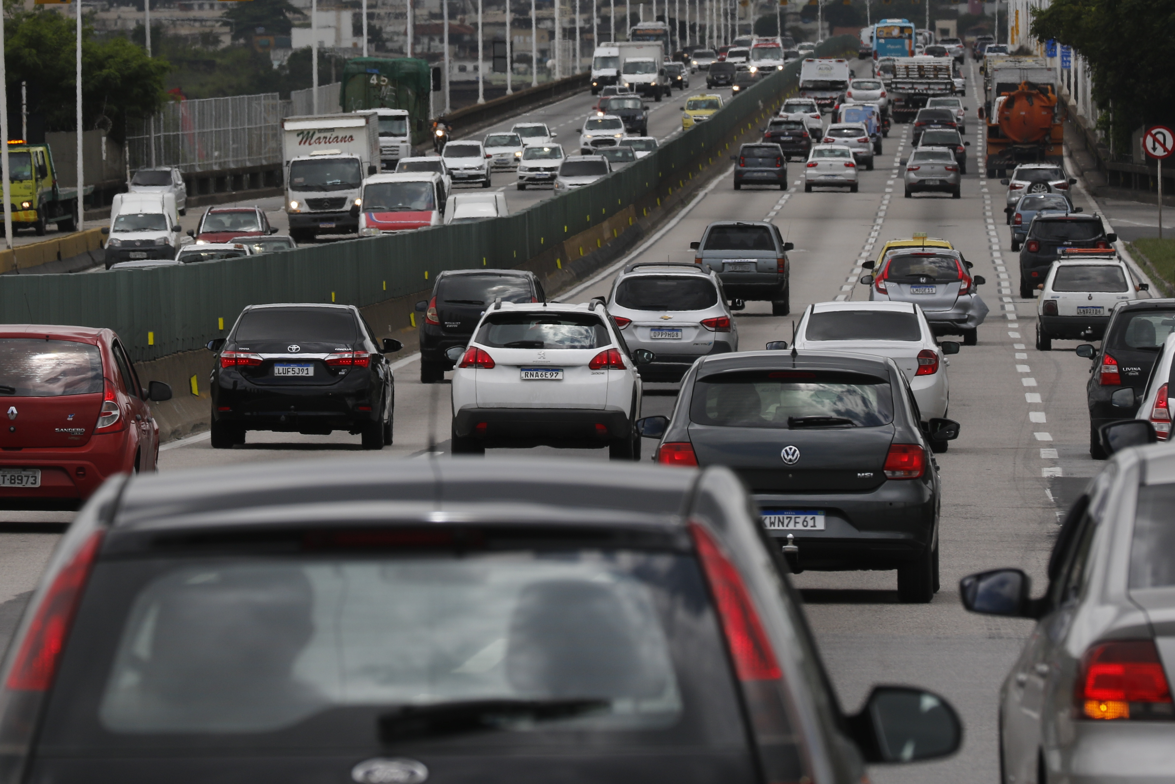 Transito de veiculos para viagens de fim de ano na Ponte Rio-Niter&oacute;i