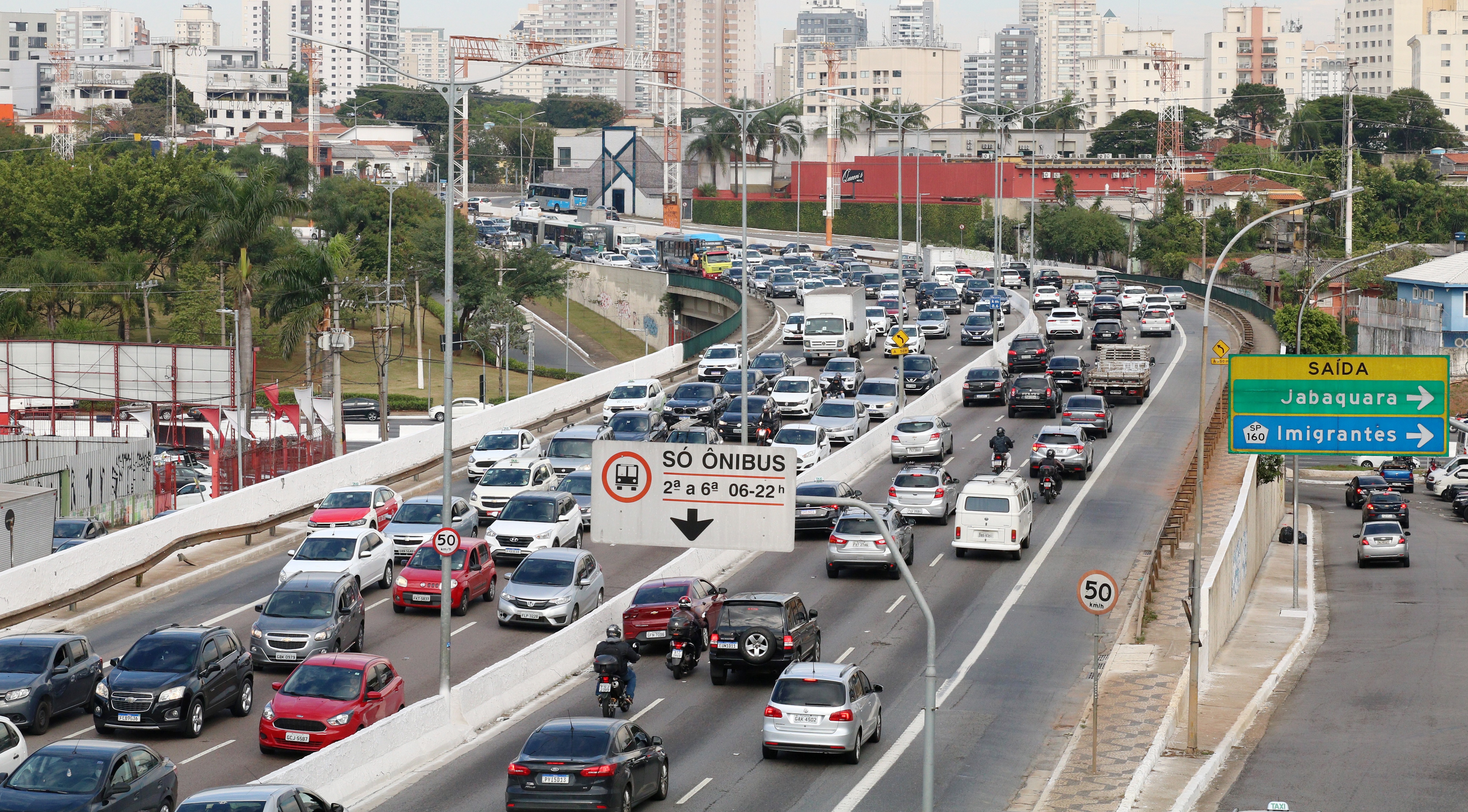 Tr&acirc;nsito na Avenida Pedro Bueno, na zona centro-sul de S&atilde;o Paulo