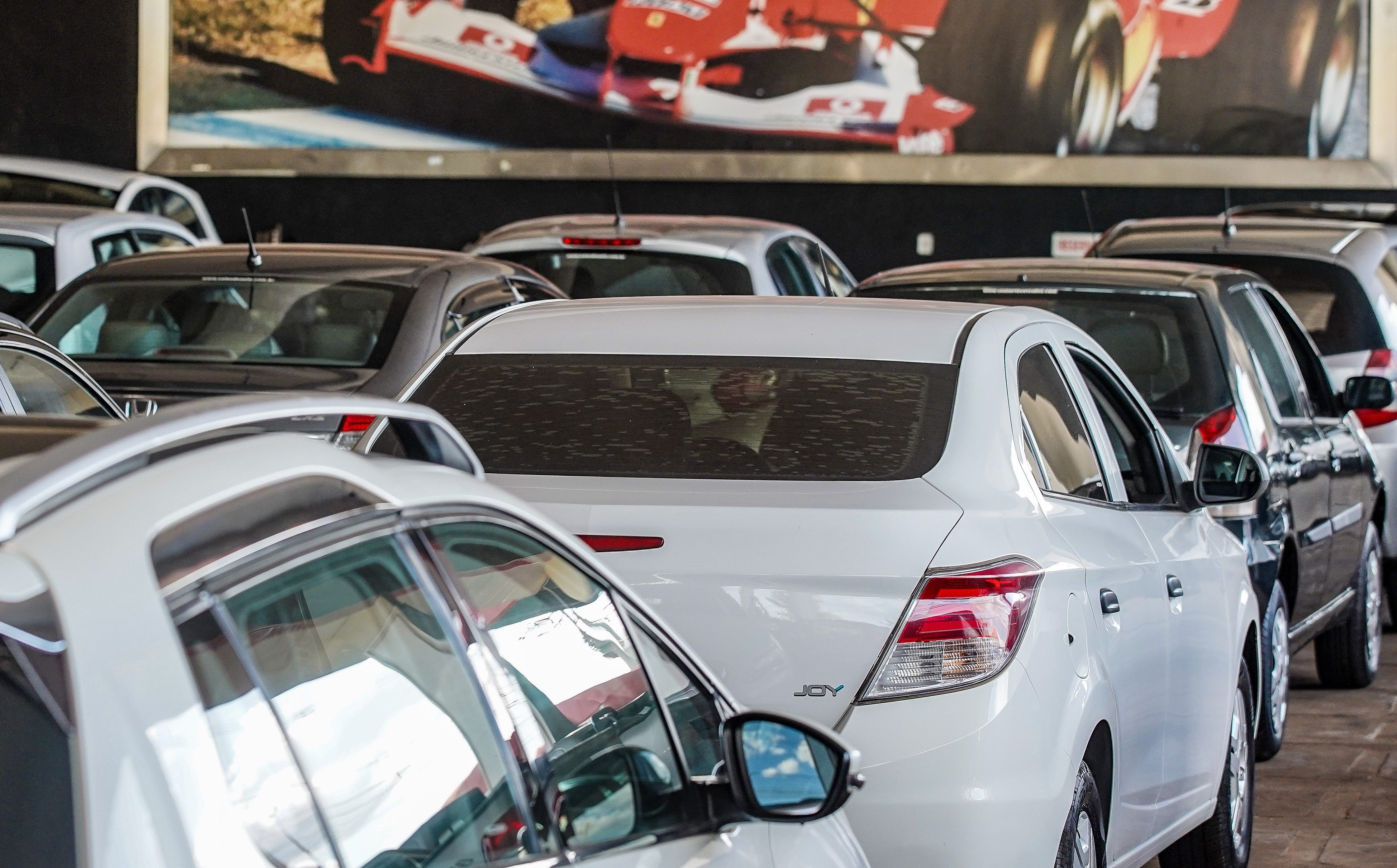 Venda de carros em concession&aacute;ria