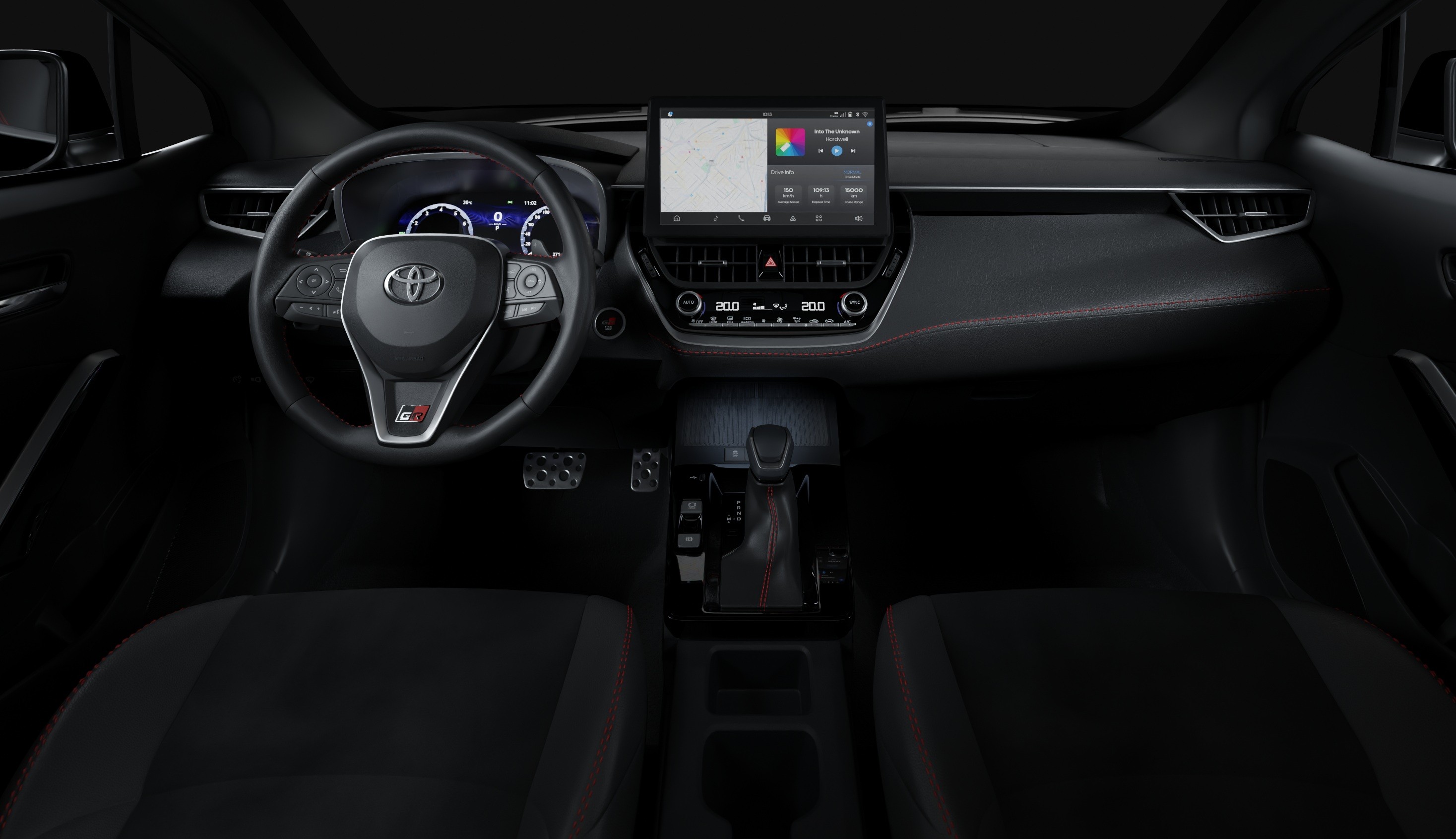 Interior de carro moderno com painel escuro, volante multifuncional com logo Toyota e detalhe GR, tela multim&iacute;dia central exibindo mapa e cores, e bancos pretos com costura vermelha