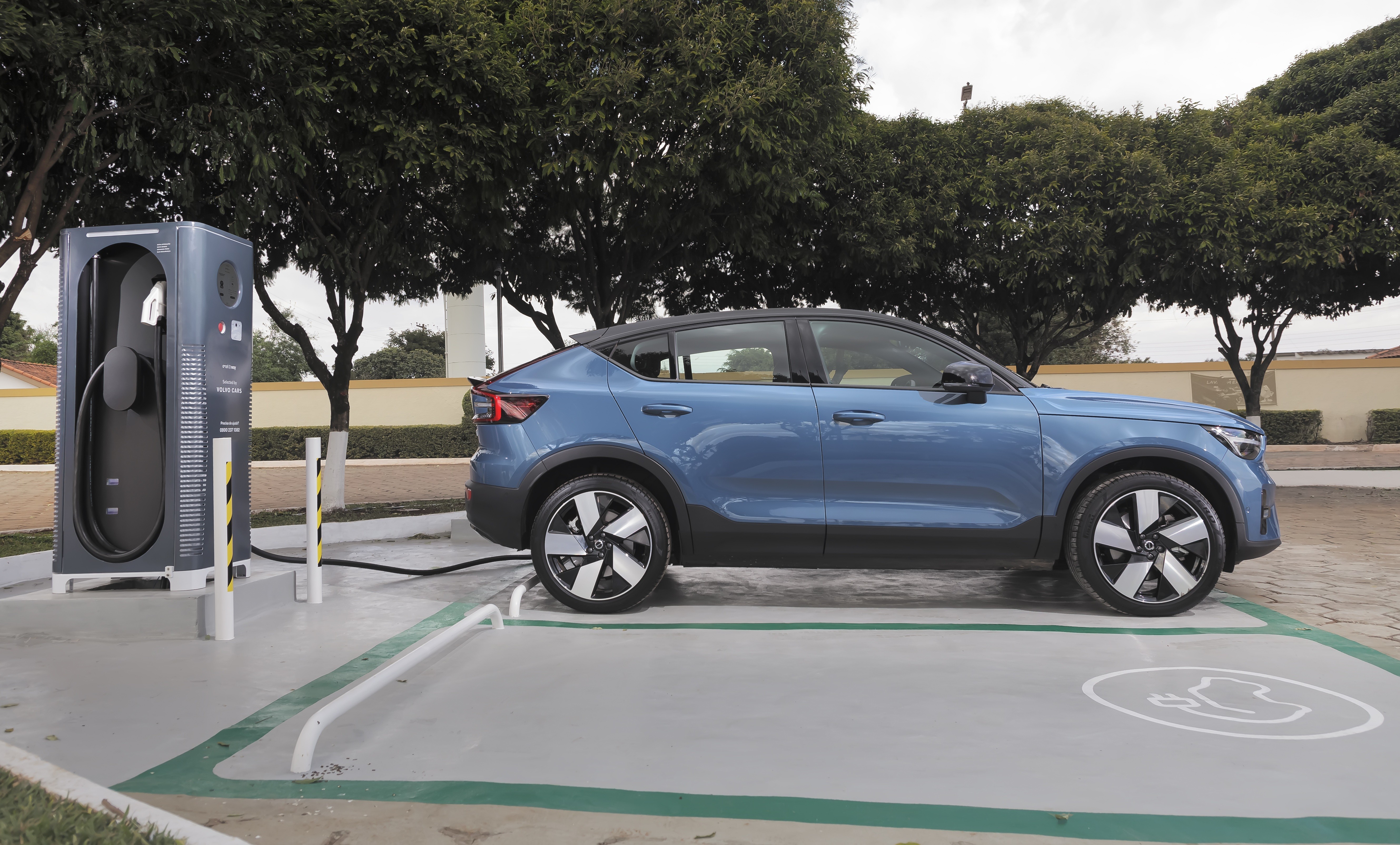 Eletroposto de carga r&aacute;pida da Volvo em Avar&eacute; (SP)