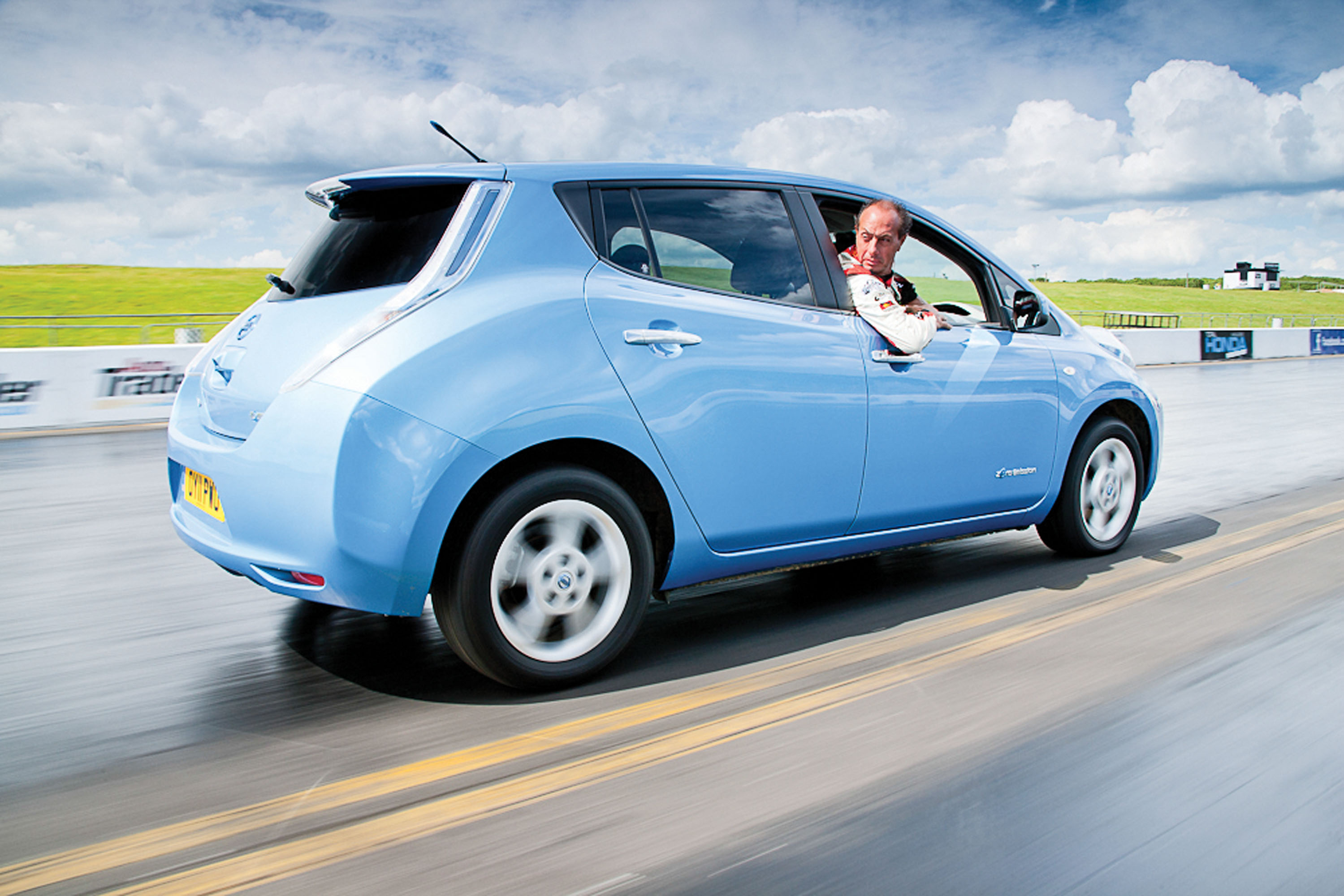 Carros elétricos podem ter a ré acionada em movimento?