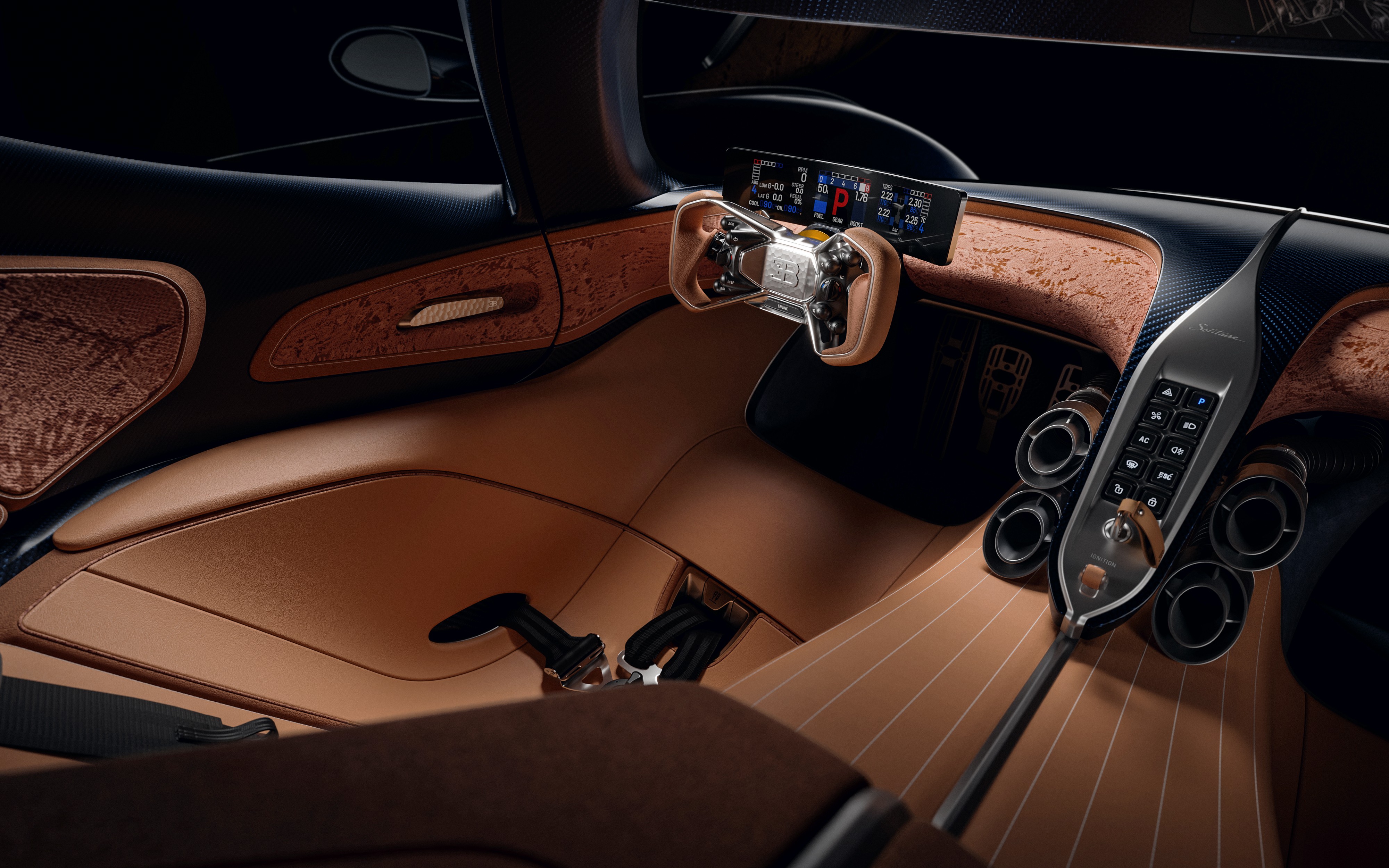 Interior de carro luxuoso com estofamento em couro marrom claro e detalhes em madeira texturizada. Volante pequeno e retangular, painel digital com informa&ccedil;&otilde;es coloridas e console central com teclado num&eacute;rico e bot&otilde;es.