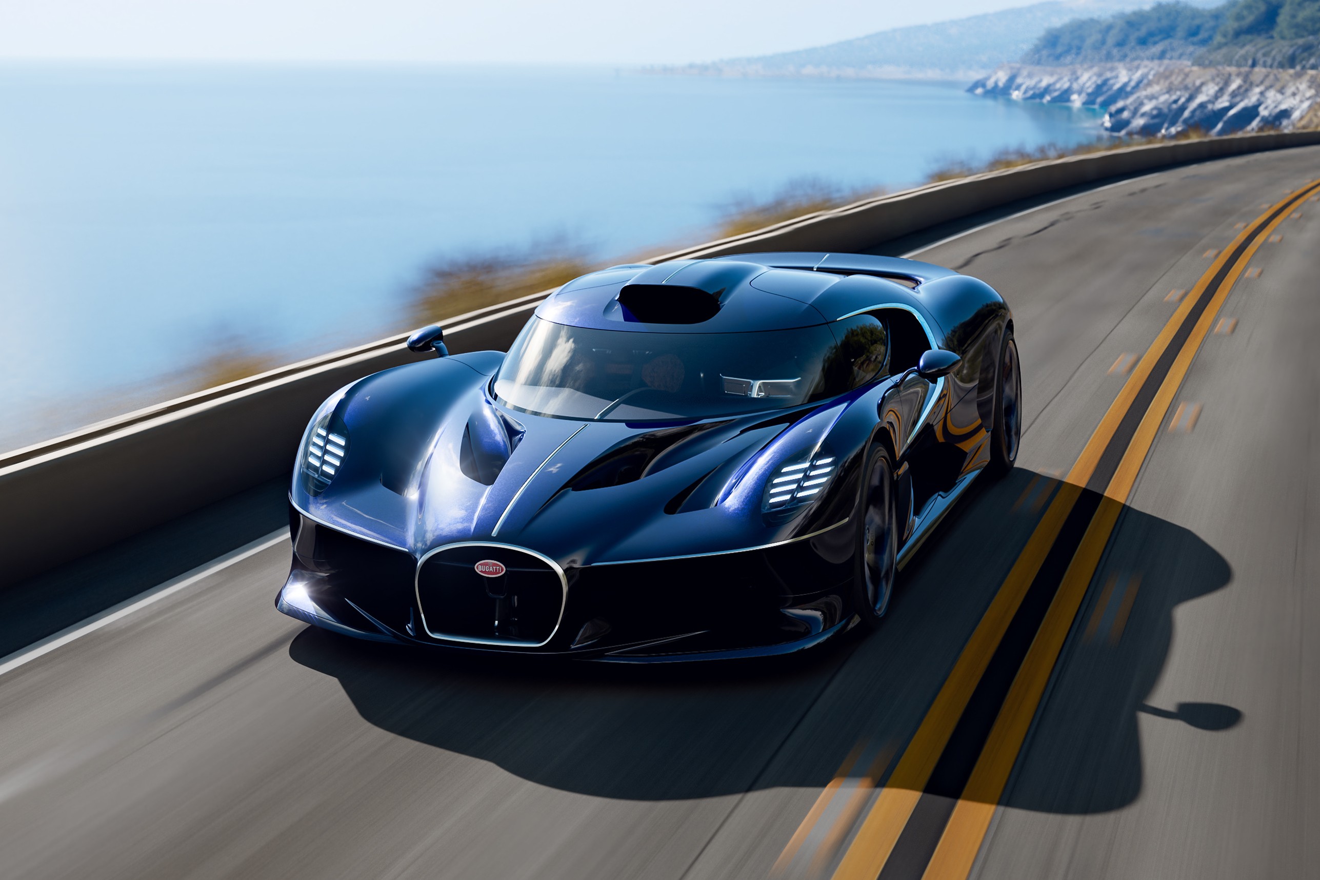 Carro esportivo Bugatti azul escuro em uma estrada costeira sinuosa, com o oceano azul e montanhas ao fundo