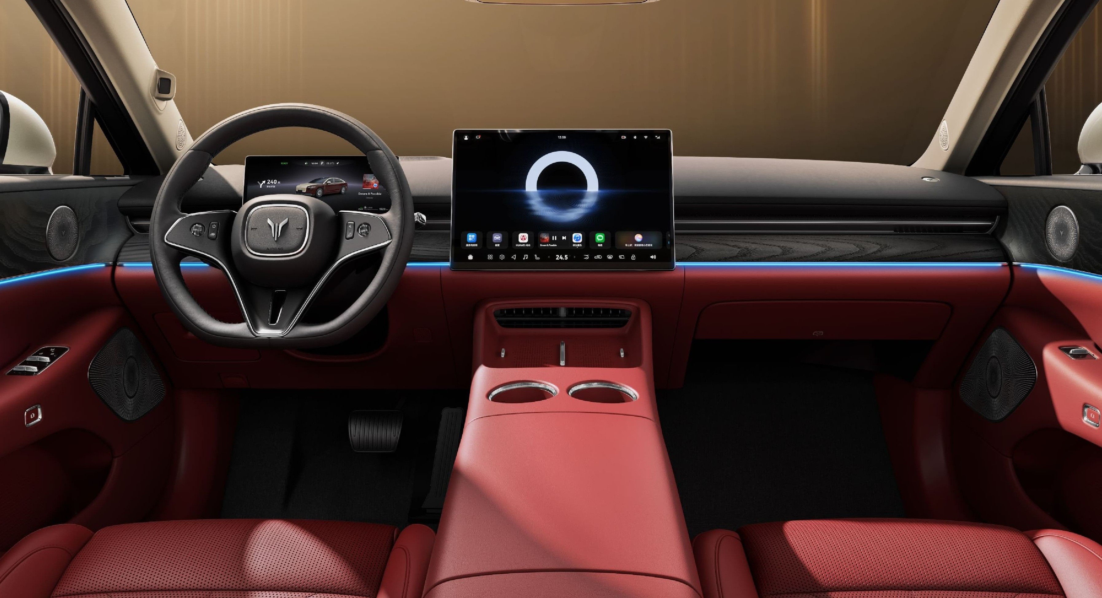 Interior de carro moderno com bancos e console central em couro vermelho, painel escuro com ilumina&ccedil;&atilde;o ambiente azul, volante multifuncional e duas telas digitais exibindo informa&ccedil;&otilde;es e aplicativos