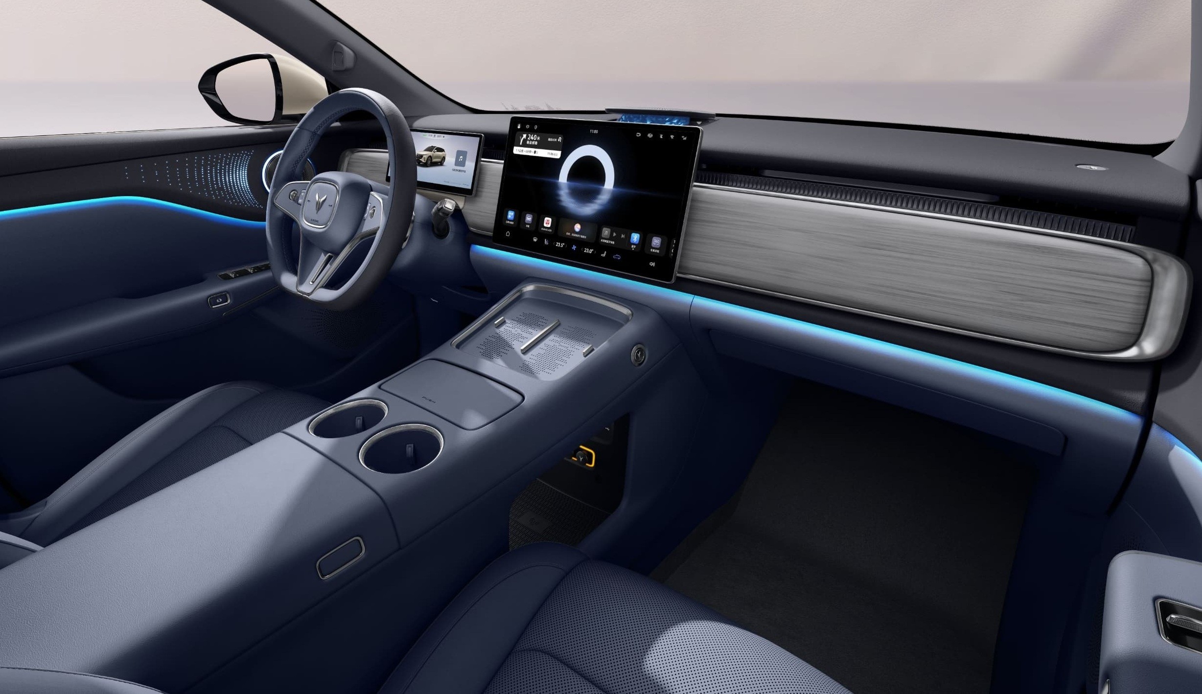 Interior de carro moderno com bancos e console central em azul-marinho, volante escuro e tela multim&iacute;dia grande no painel. Detalhes em madeira clara e ilumina&ccedil;&atilde;o ambiente azul neon atravessam o painel e as portas, criando um design futurista