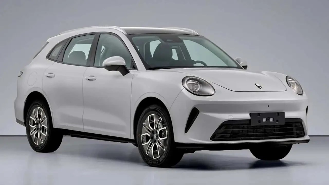 SUV elétrico branco com design arredondado, faróis ovais e grade frontal preta, visto de frente e levemente lateral, em um estúdio cinza