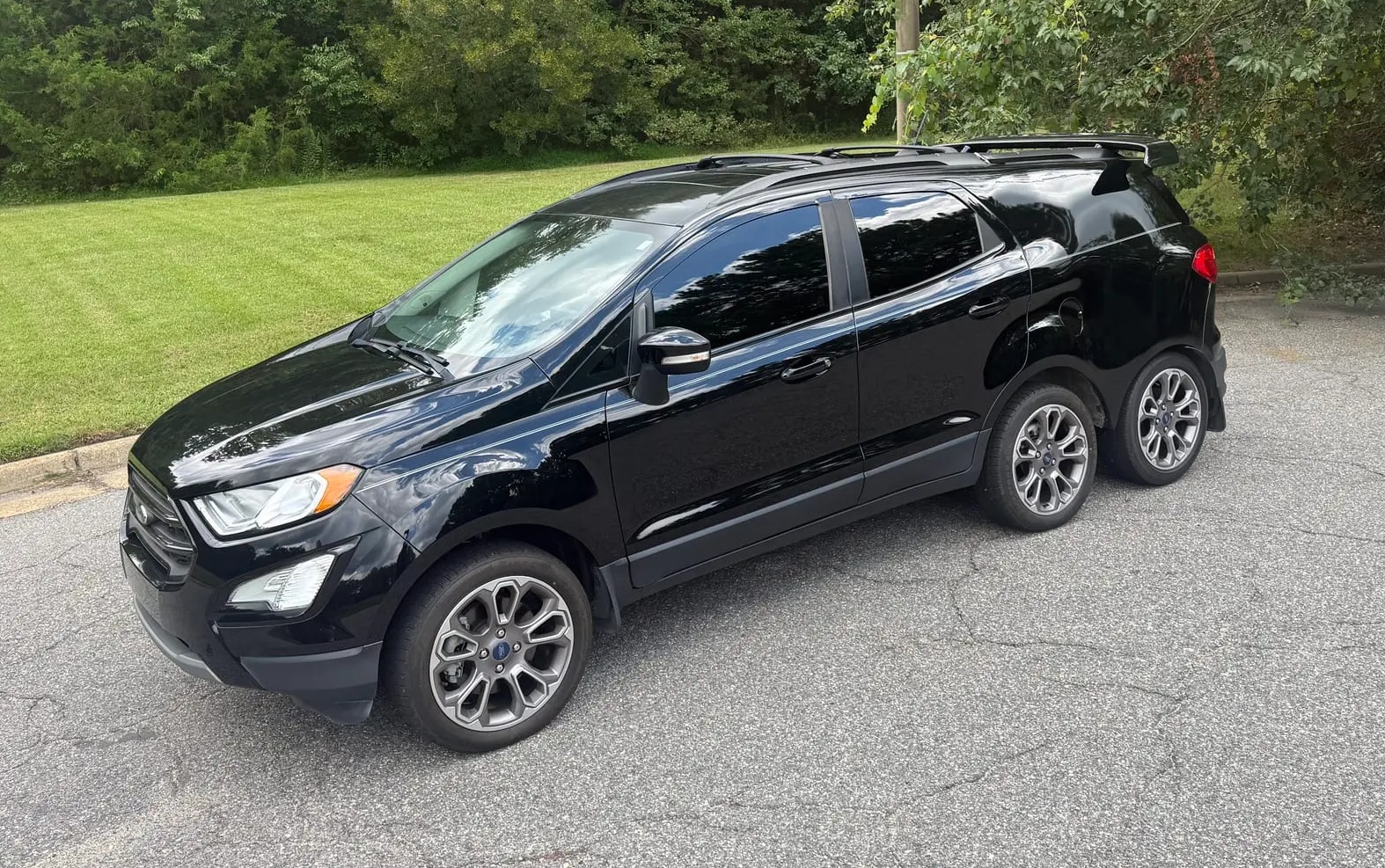 Como é o bizarro Ford EcoSport ‘trucado’ de 6 rodas leiloado por R$ 55.000