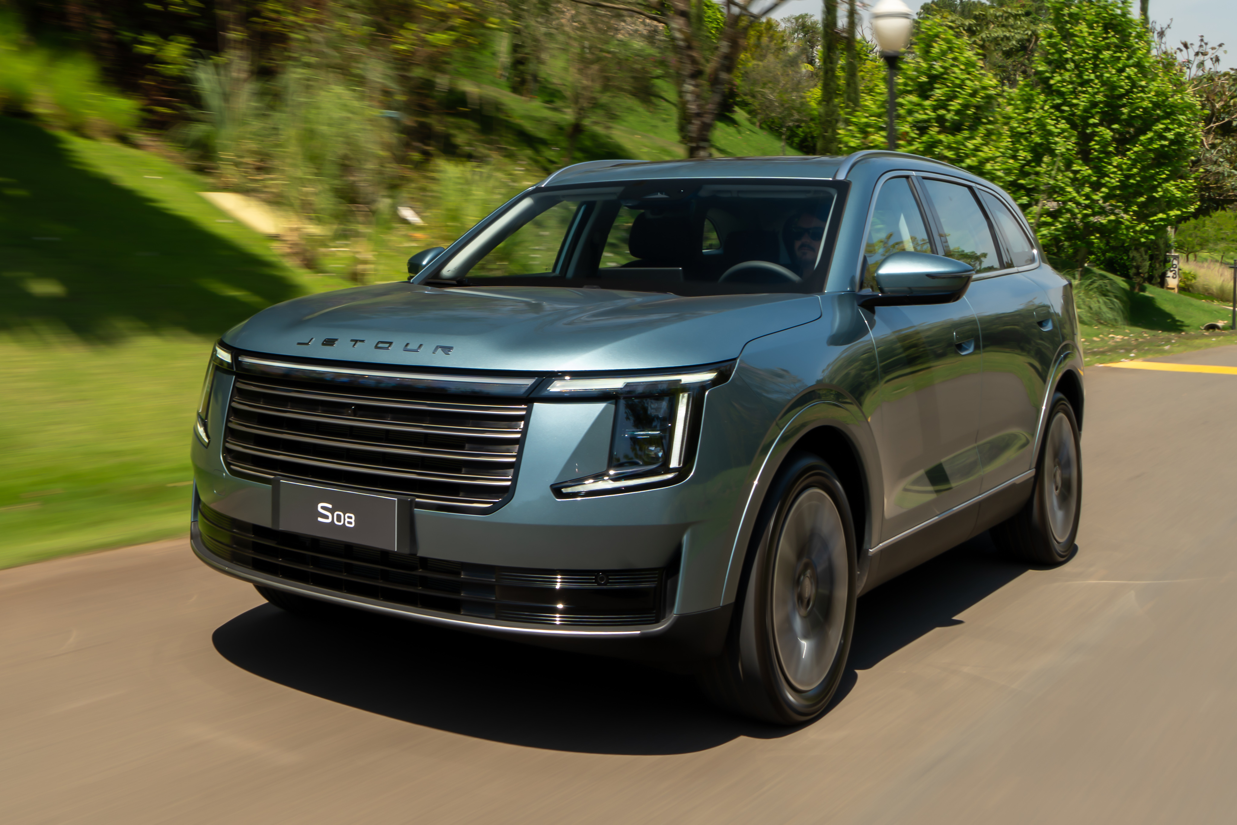Jetour S08 é híbrido de 7 lugares com mimos de SUVs de luxo por R$ 259.900